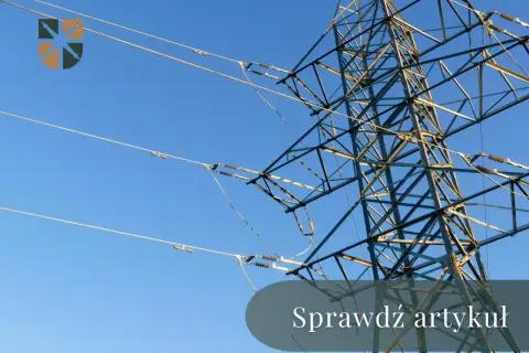 Wysoki słup na działce, który stoi tam od ponad 30 lat, z liniami energetycznymi na tle błękitnego nieba.