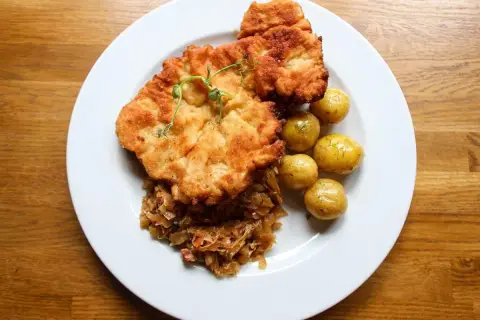 Pyszny kotlet schabowy Magdy Gessler z młodymi ziemniaczkami i kapustą.