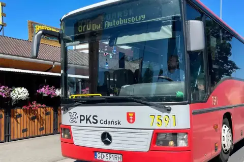Autobus PKS Gdańsk 870, z kierowcą za kierownicą. Sprawdź autobus 870 Gdańsk cennik przed podróżą.