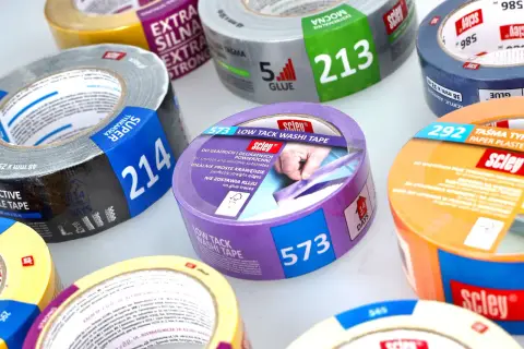 Srebrna taśma m3 z napisem "SUPER TYNKARSKA 214" obok fioletowej taśmy "LOW TACK WASHI TAPE 573".