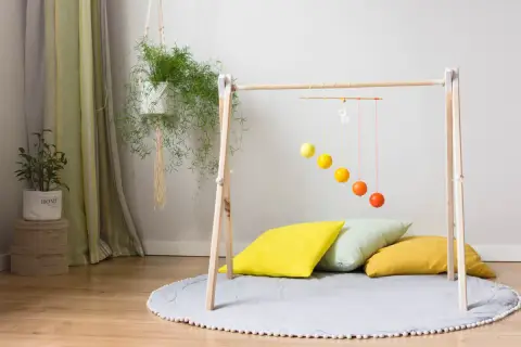 Jak zrobić stojak edukacyjny? Bezpieczny DIY baby gym dla dziecka