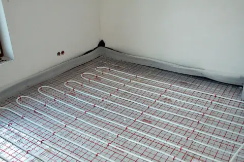 Instalacja podłogówki w nowym domu. Sprawdź, jaka jest podłogówka cena za m2 robocizny.
