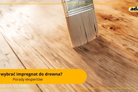 Pędzel nakłada impregnat na drewno. Dowiedz się, czym zabezpieczyć drewno, by służyło latami.