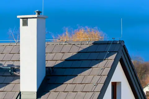 System odgromienia domu na dachu z dachówką, chroniący przed uderzeniami pioruna.