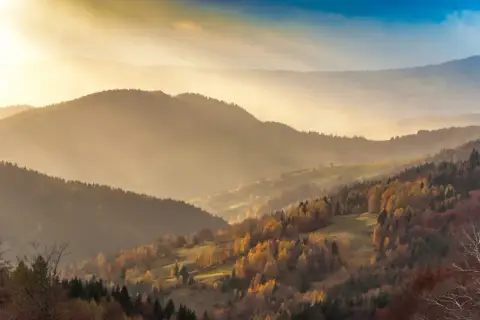 Jesienne wzgórza w promieniach słońca. Krynica-Zdrój jakie to góry? Beskid Sądecki, pełen kolorów i mgieł.