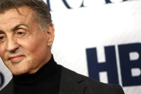 Sylvester Stallone, znany z ról twardzieli, w tym Rocky'ego. Ile lat ma Sylvester Stallone? Wiek aktora to 77 lat.