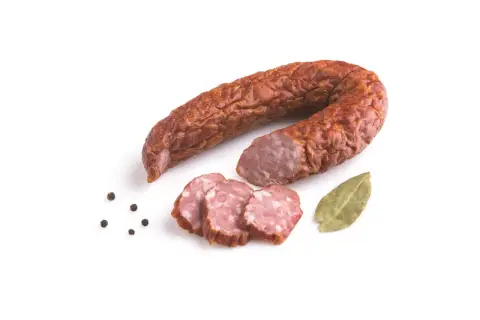Kiełbasa jałowcowa w całości i w plasterkach, z ziarnami pieprzu i liściem laurowym.