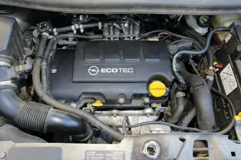Silnik Ecotec w Oplu Meriva 1.4 benzyna. Widoczne przewody, wtryskiwacze i osłona silnika.