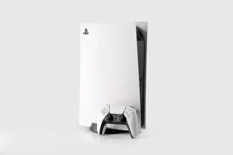Konsola PlayStation 5 z kontrolerem DualSense, symbol ekskluzywnych wrażeń z gry.