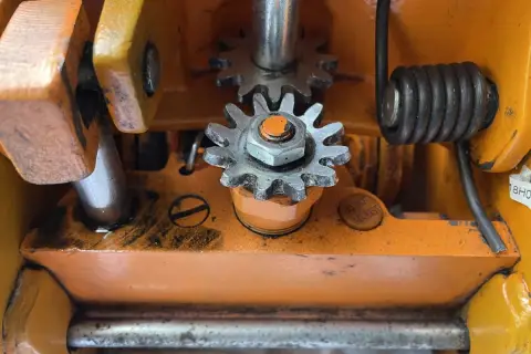Mechanizm podnośnika hydraulicznego z zębatkami. Aby dowiedzieć się, jak dolać oleju do podnośnika hydraulicznego, sprawdź instrukcję obsługi.