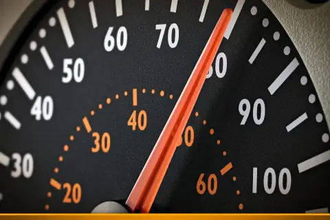 Tacho zeigt 40 km/h. Aufpassen, das Tempolimit in Portugal ist oft niedriger.