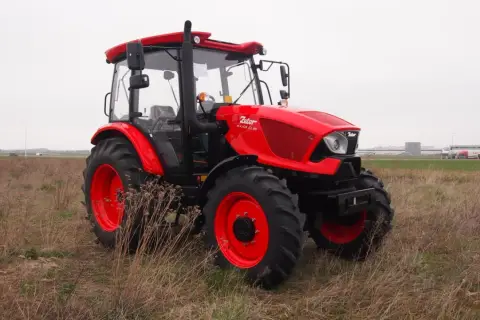 Czerwony Zetor Major 80 CL, gotowy do pracy, choć czasem zdarzają się mu drobne awarie.