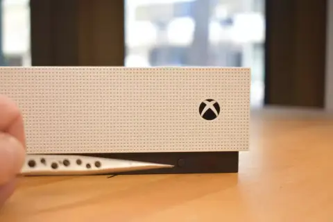 Przycisk parowania na konsoli Xbox Series S. Dowiedz się, jak sparować pada Xbox Series S, by rozpocząć grę.