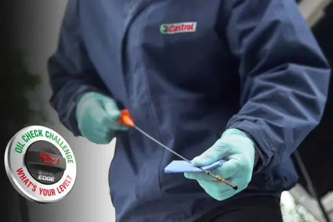 Sprawdź, ile się wlewa oleju do silnika, czyszcząc bagnet. Castrol Edge zachęca do kontroli poziomu oleju.