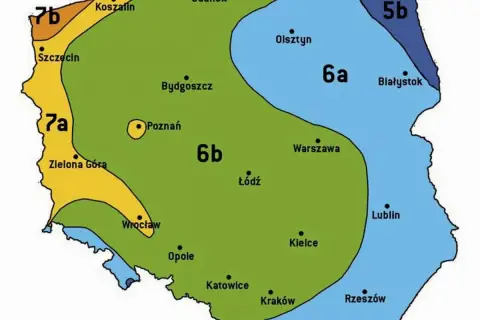 Mapa Polski z podziałem na strefy klimatyczne. Różne kolory oznaczają różne poziomy strefy przemarzania, od cieplejszych na zachodzie (7a, 7b) po chłodniejsze na wschodzie (5b, 6a).
