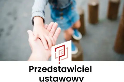Dłoń dorosłego trzyma dłoń dziecka, symbolizując opiekę i wsparcie. Przedstawiciel ustawowy czuwa nad bezpieczeństwem najmłodszych.