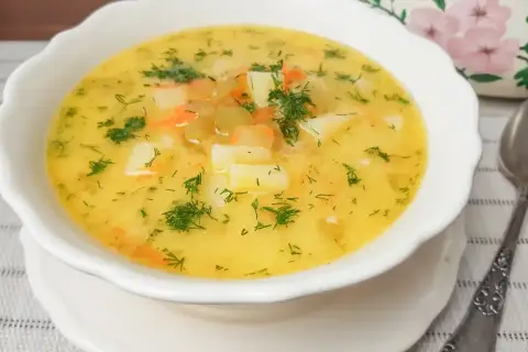 Aksamitna zupa ogórkowa, przepis babci, z ziemniakami, marchewką i koperkiem. Pyszne domowe jedzenie.