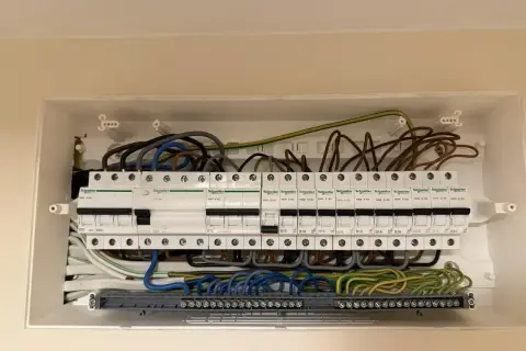 Rozdzielnica elektryczna z bezpiecznikami. Zastanawiasz się, jaki bezpiecznik do indukcji? Tutaj widzisz zabezpieczenia B16, B10, C20 i 40A.