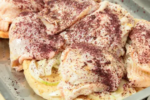 Kurczak z cebulą i przyprawą sumak, która ma wiele właściwości zdrowotnych i nadaje potrawom lekko kwaskowy smak.
