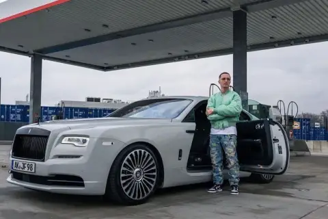 Justin Fuchs mit seinem Rolls-Royce, bereit, den Peso zu verdienen.