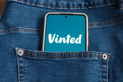 Smartfon z logo Vinted w tylnej kieszeni dżinsów. Chcesz wiedzieć, jak założyć konto na Vinted? To proste!