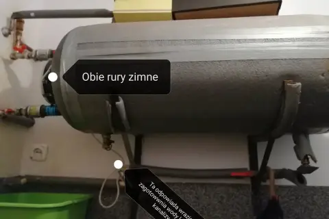 Grzejniki gorące, a woda zimna. Obie rury zimne, ta odpowiada wrazie zagotownia wody leci do kanalizy.