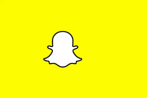 Biały duszek Snapchata na żółtym tle. Dowiedz się, jak odzyskać dni na Snapie i nie stracić cennych wspomnień.