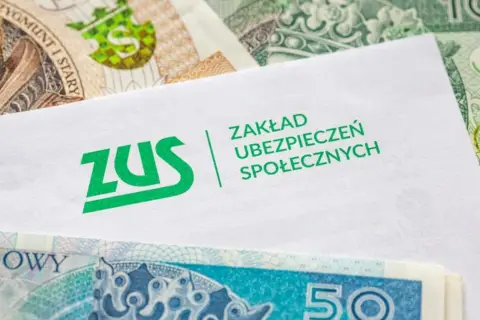 Koperta ZUS na tle polskich banknotów. Czy to zapowiedź wzrostu średniej emerytury w Polsce?