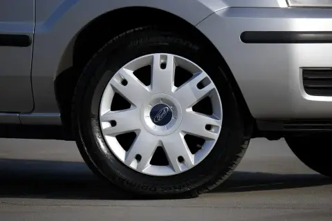 Detalle de la llanta de un coche Ford, con la válvula de la rueda visible.