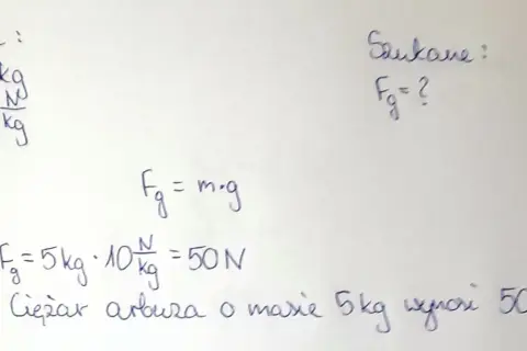 Dane: m=5kg, g=10N/kg. Wzór: Fg=m*g. Obliczenia: Fg=5kg*10N/kg=50N. Odp. Ciężar arbuza o masie 5kg wynosi 50N.