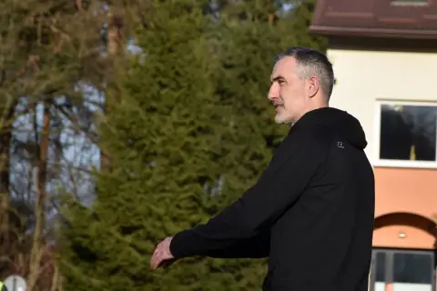 Szeliga trener w czarnej bluzie, z uwagą obserwuje boisko.