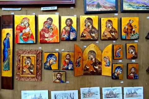 Ikony religijne w galerii sztuki synagoga. Obrazy przedstawiają Matkę Boską z Dzieciątkiem, świętych i krajobrazy.