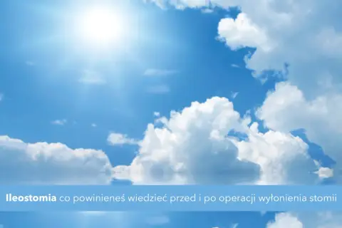 Jasne niebo z białymi chmurami i słońcem. Na dole niebieski pas z tekstem.