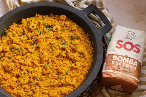 Arroz a banda con gambas, listo para servir. Acompañado de un paquete de arroz SOS Bomba.