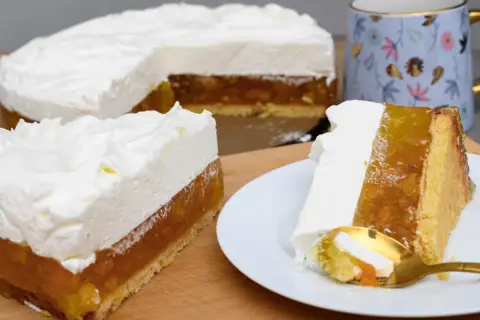 Puszysty krem śmietankowy do tortu bez mascarpone, z warstwą owocowej galaretki i biszkoptem. Idealny deser.