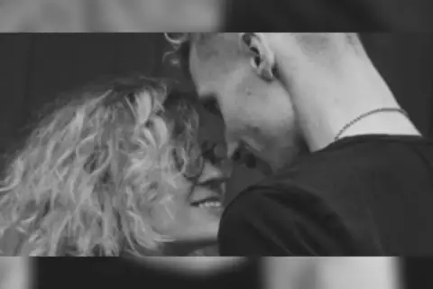 Małgorzata Dacko i Igor Herbut w intymnym uścisku.