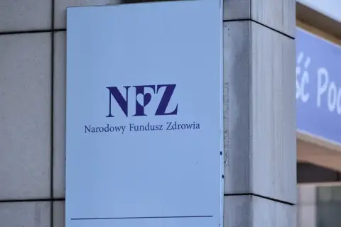 NFZ - Narodowy Fundusz Zdrowia. Zapewnia ubezpieczenie zdrowotne dla bezrobotnych, dbając o dostęp do opieki medycznej.