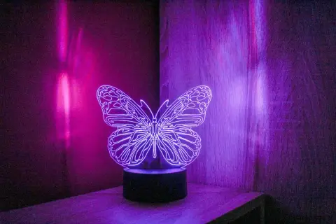 Nocna lampa motylki w kolorze fioletowym, tworząca magiczną atmosferę.