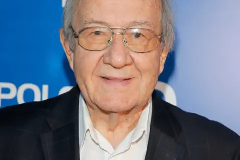Uśmiechnięty Andrzej Dąbrowski w okularach. Choć na zdjęciu nie widać jego żony ani dzieci, jego twarz emanuje ciepłem.