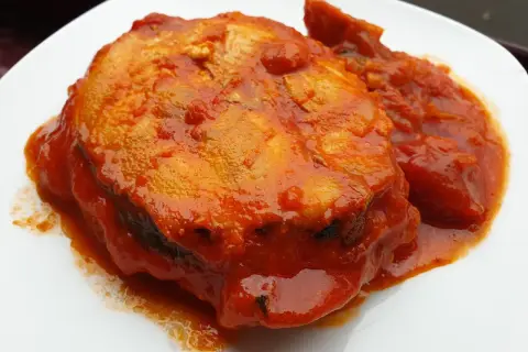 Bonito en salsa de tomate, un plato casero que huele delicioso.
