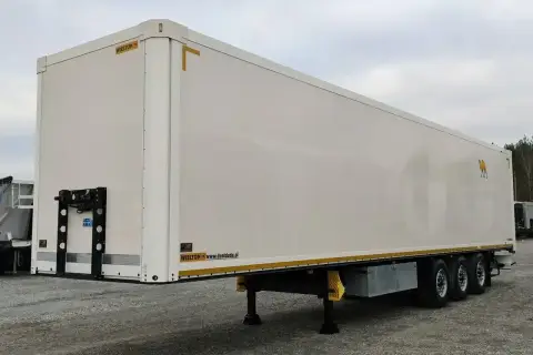 Biała naczepa Wielton, idealna do transportu wrażliwych towarów. Ta izoterma zapewnia stałą temperaturę.