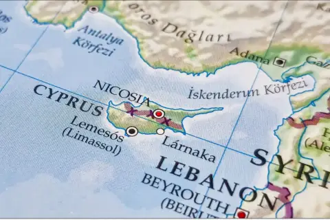Mapa pokazuje Cypr z zaznaczonymi Nicosia, Limassol i Larnaką. Widać też fragmenty Turcji, Syrii i Libanu, sugerując podróż między lotniskami na Cyprze a innymi krajami.