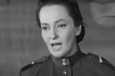 Hanna Skarżanka w mundurze wojskowym, scena z jednego z jej filmów.