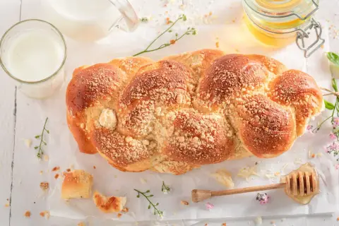 Pyszna chałka drożdżowa, przepis doskonały, z miodem i mlekiem. Idealna na śniadanie.