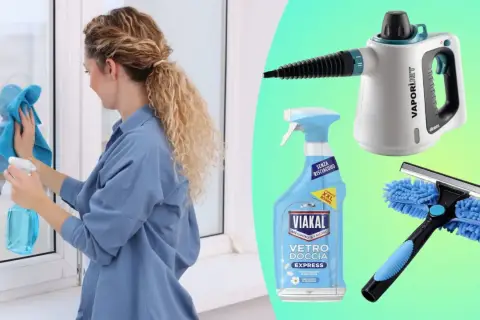 Donna pulisce vetri esterni molto sporchi con spray e panno. Accanto, prodotti per la pulizia: pulitore a vapore, spray Viakal e lavavetri.