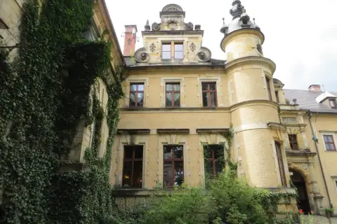 Zamek Kliczków, porośnięty bluszczem, zachwyca architekturą. Wiele pozytywnych zamek kliczków opinie potwierdza jego urok.