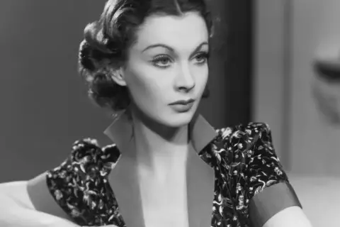 Vivien Leigh, ikona "Przeminęło z wiatrem", w eleganckiej sukni z kwiatowym wzorem.