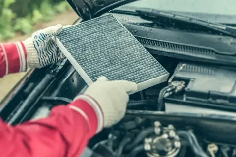 Wymiana filtra powietrza w samochodzie poprawia jego pracę i jakość powietrza w kabinie.
