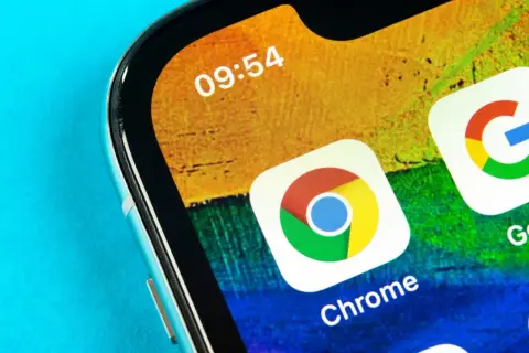 Ikona Chrome na ekranie telefonu. Wielu uważa ją za najlepszą przeglądarkę na Androida.