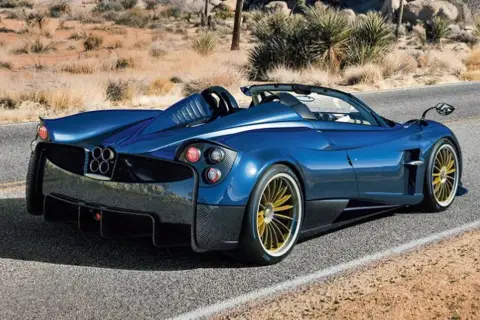 Niebieski Pagani Huayra Roadster na pustynnej drodze. Zastanawiasz się nad pagani huayra cena? To marzenie wielu.